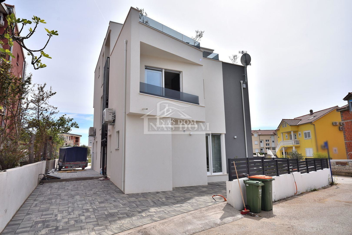 Vodice - opremljeno dvoetažno stanovanje sredi vrta, 850 m od morja