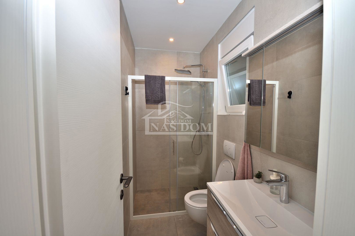 Vodice - opremljeno dvoetažno stanovanje sredi vrta, 850 m od morja