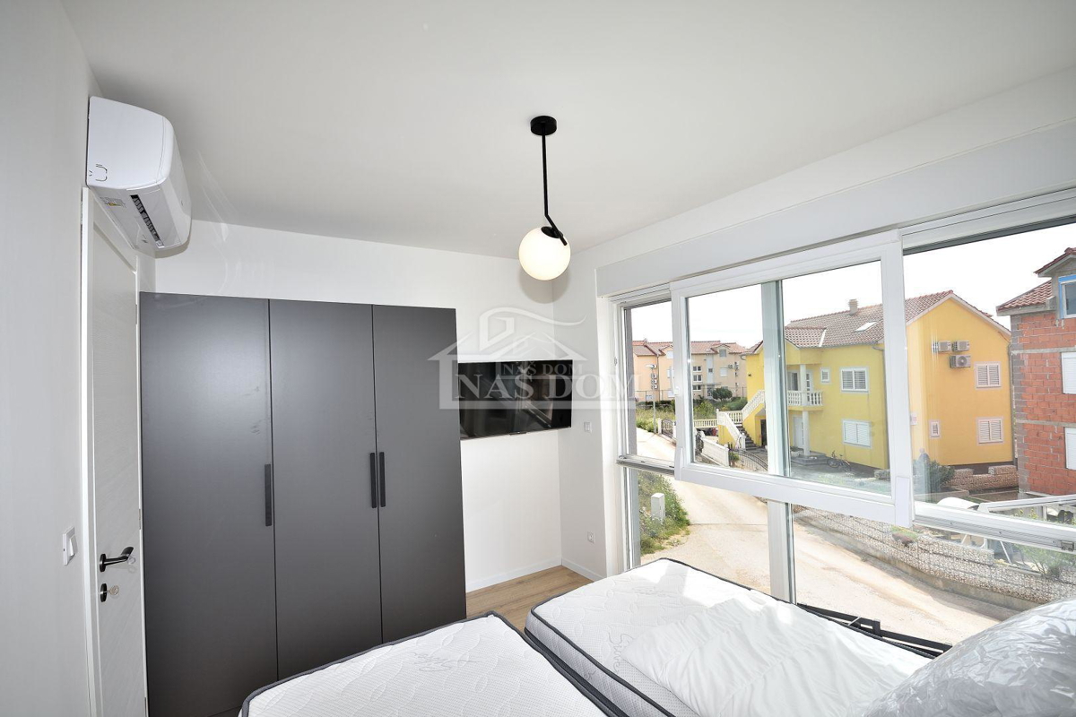 Vodice - opremljeno dvoetažno stanovanje sredi vrta, 850 m od morja