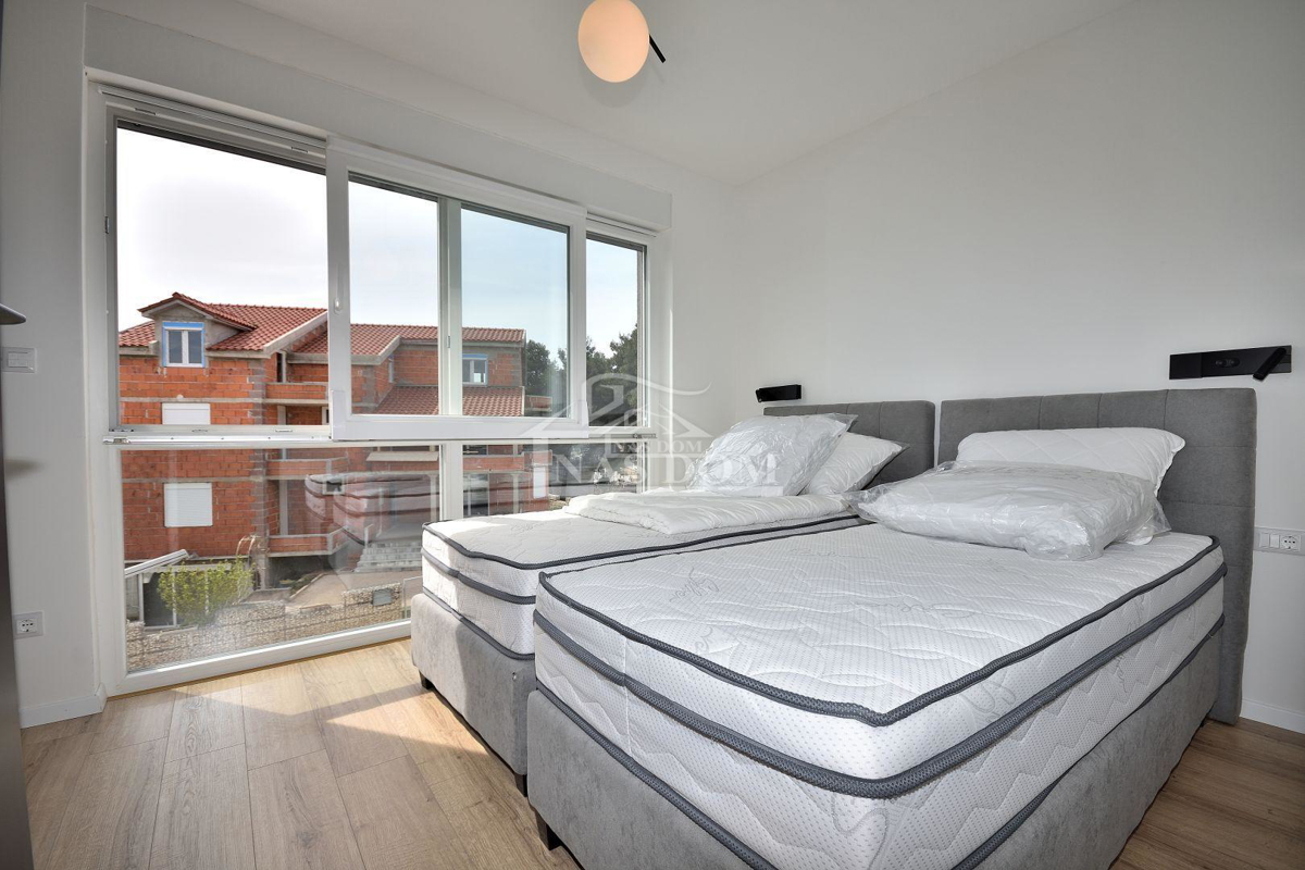 Vodice - opremljeno dvoetažno stanovanje sredi vrta, 850 m od morja