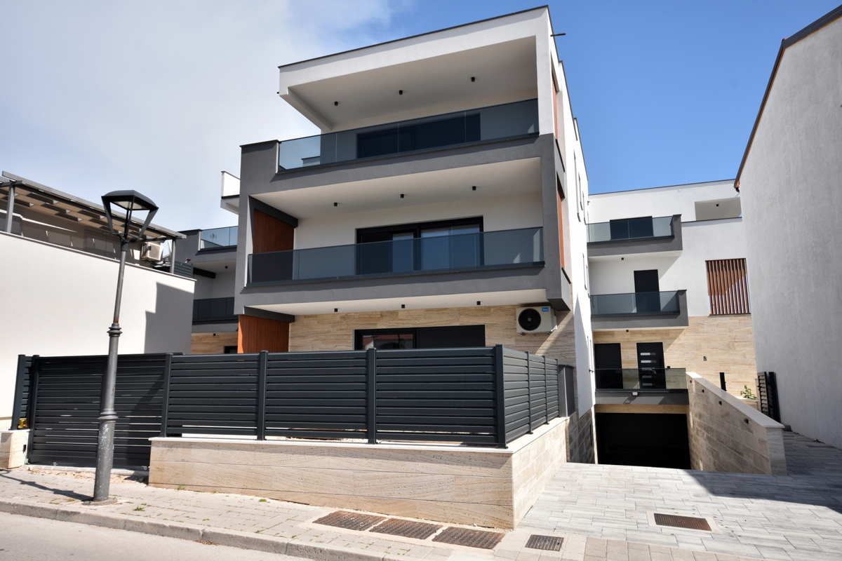 Vodice - Apartma S4 z vrtom, 50m od plaže