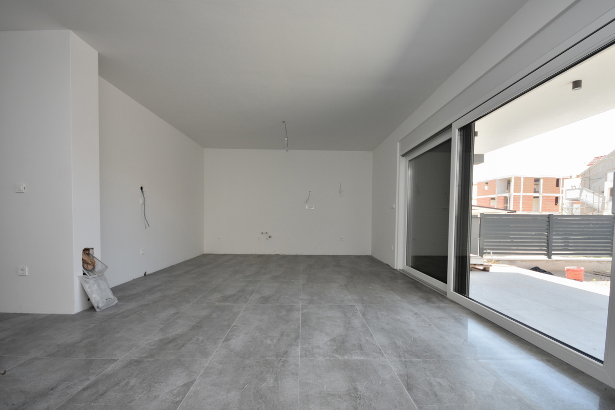 Vodice - Apartma S4 z vrtom, 50m od plaže