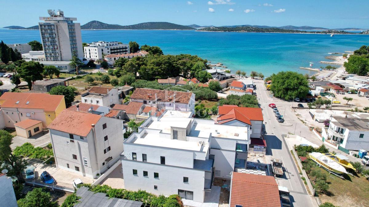 Vodice - Apartma S4 z vrtom, 50m od plaže