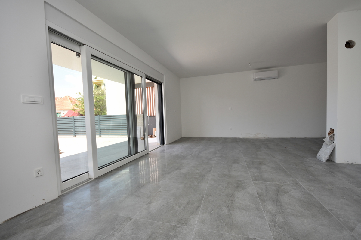 Vodice - Apartma S4 z vrtom, 50m od plaže