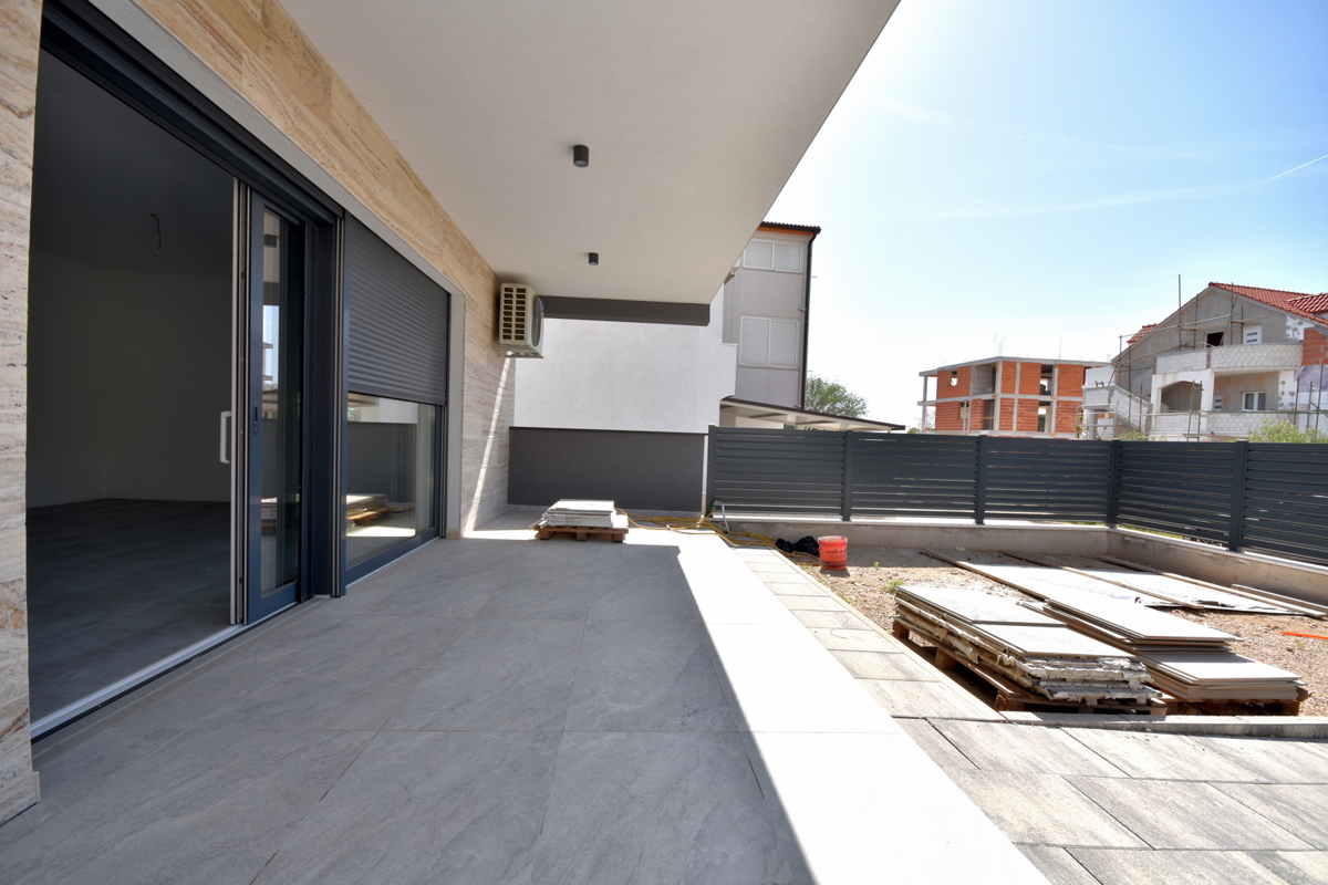 Vodice - Apartma S4 z vrtom, 50m od plaže