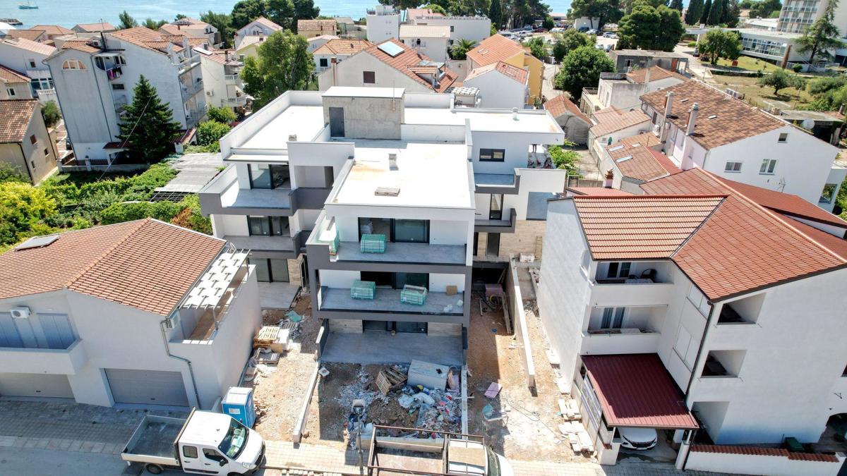 Vodice - Apartma S4 z vrtom, 50m od plaže