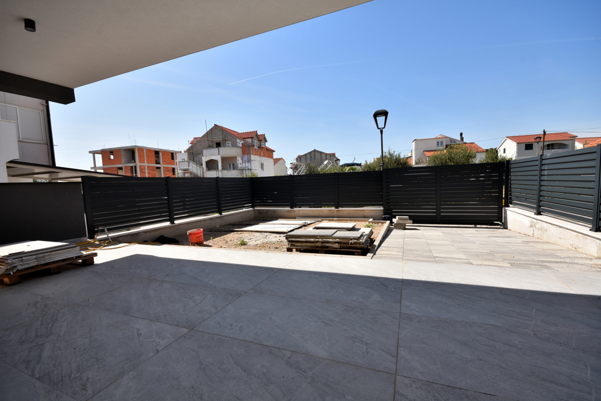 Vodice - Apartma S4 z vrtom, 50m od plaže
