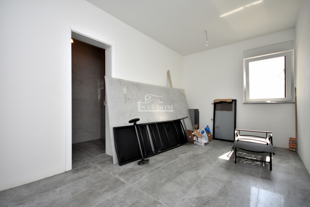 Vodice - Apartma S4 z vrtom, 50m od plaže