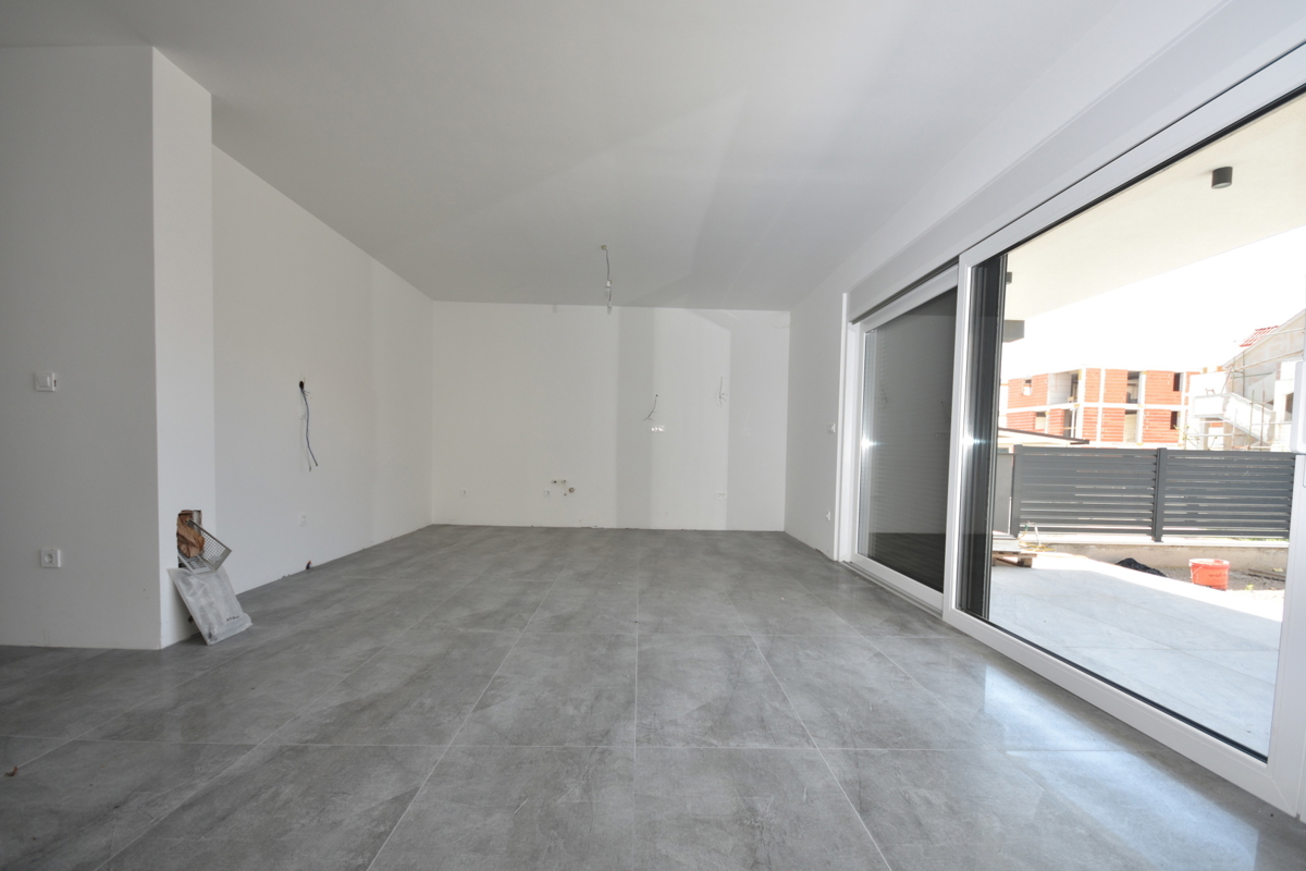 Vodice - Apartma S4 z vrtom, 50m od plaže