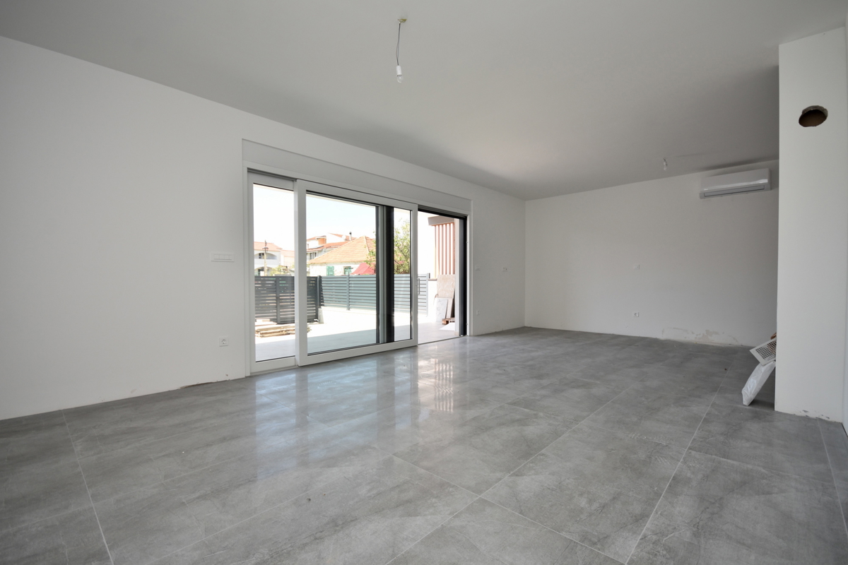 Vodice - Apartma S4 z vrtom, 50m od plaže