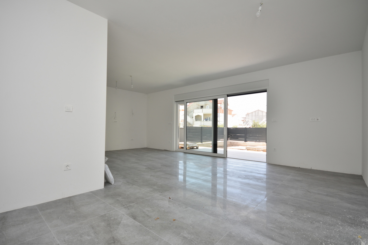 Vodice - Apartma S4 z vrtom, 50m od plaže