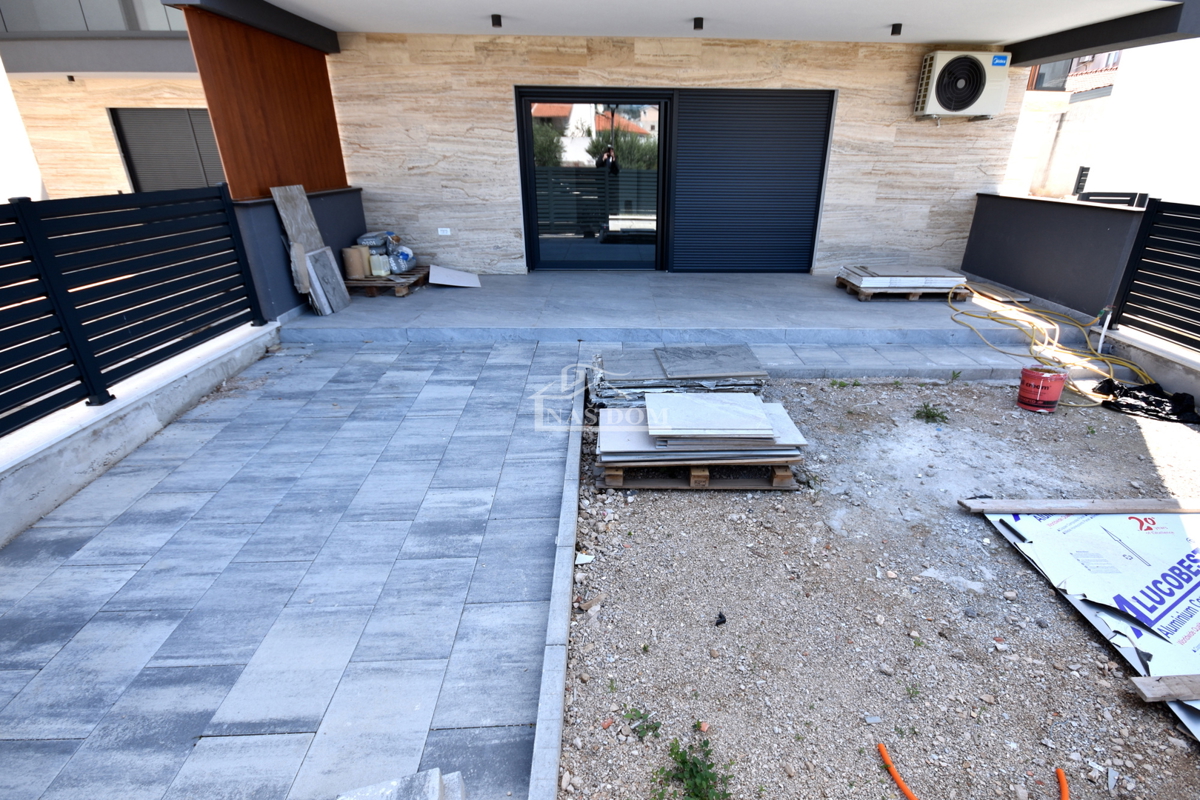 Vodice - Apartma S4 z vrtom, 50m od plaže