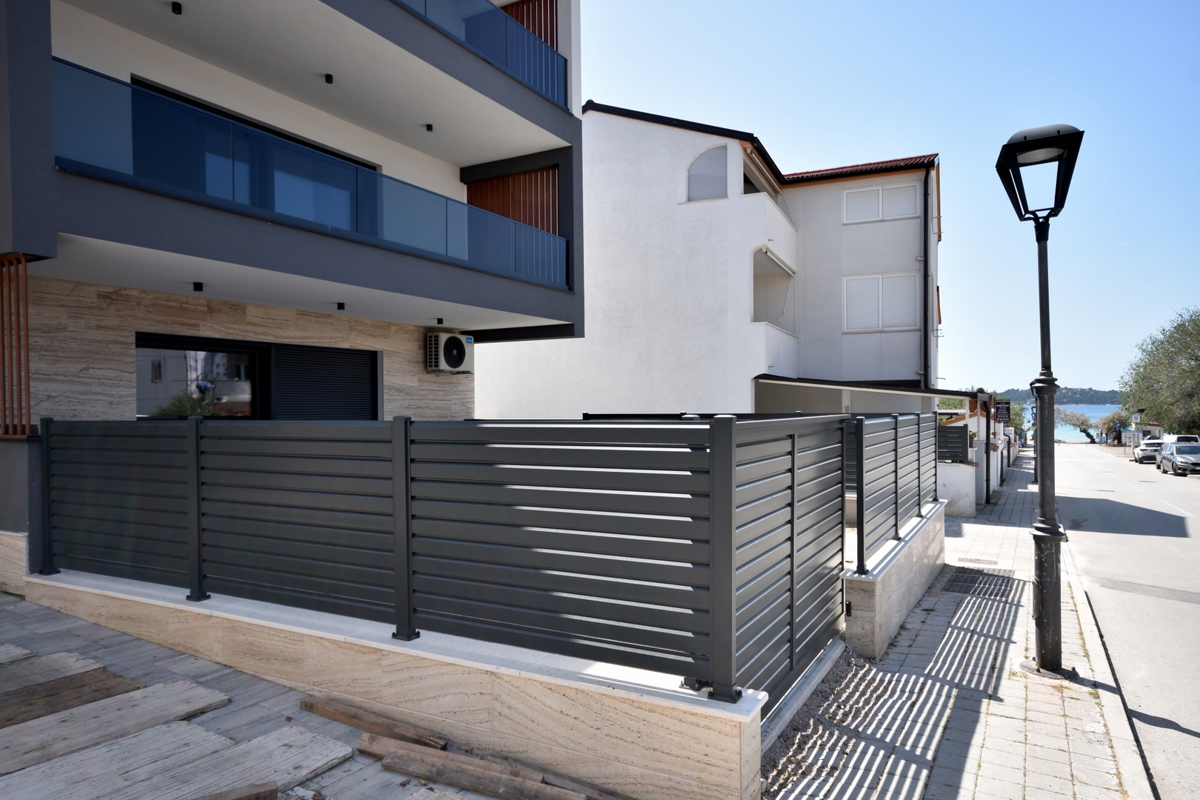 Vodice - Apartma S4 z vrtom, 50m od plaže