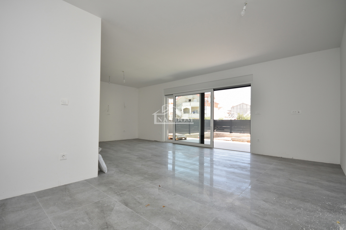 Vodice - Apartma S4 z vrtom, 50m od plaže