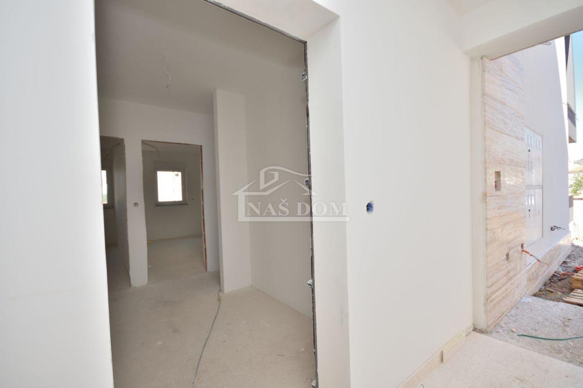 Vodice - Apartma S4 z vrtom, 50m od plaže