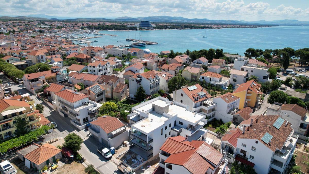 Vodice - Apartma S4 z vrtom, 50m od plaže