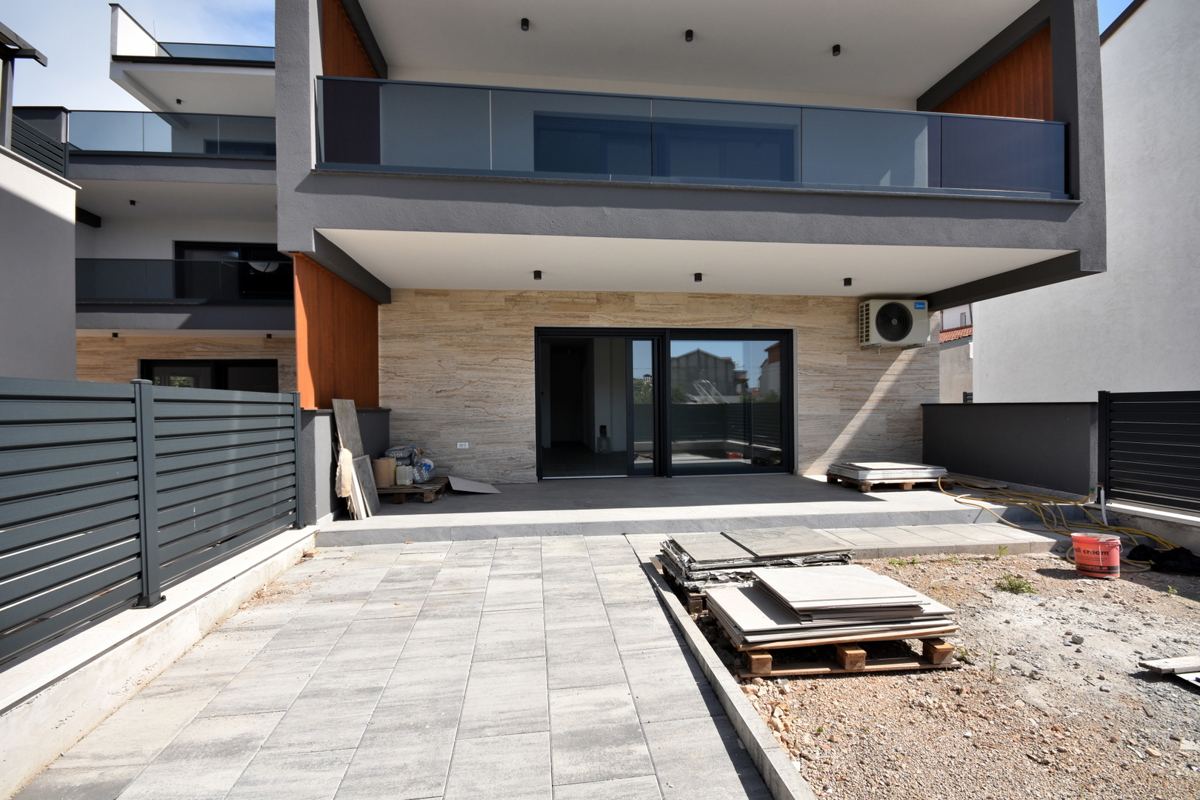 Vodice - Apartma S4 z vrtom, 50m od plaže