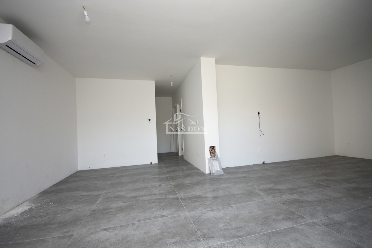 Vodice - Apartma S4 z vrtom, 50m od plaže