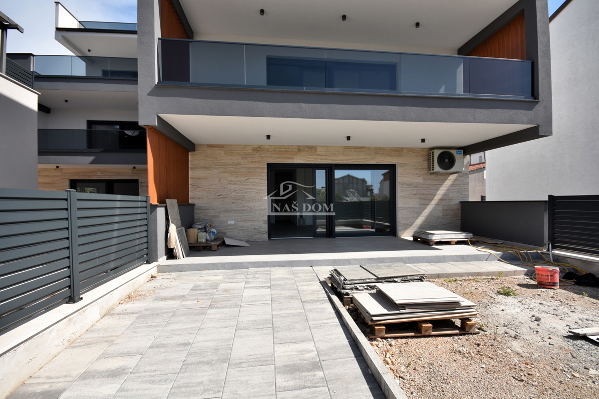 Vodice - Apartma S4 z vrtom, 50m od plaže