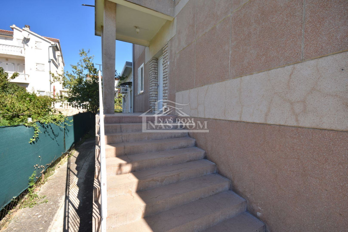 Tribunj - Hiša s 5 apartmaji 400m od plaže