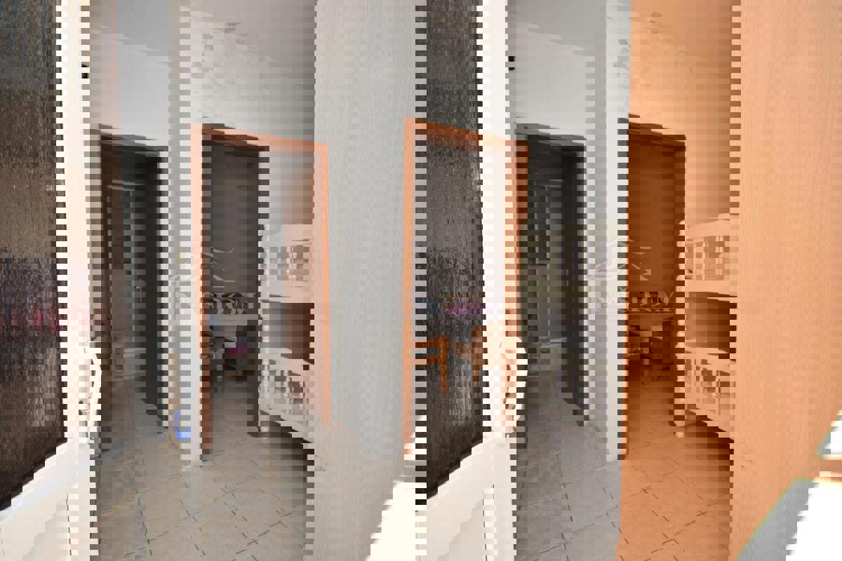 Tribunj - Hiša s 5 apartmaji 400m od plaže