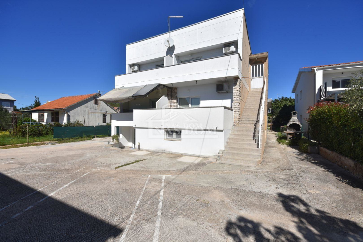 Tribunj - Hiša s 5 apartmaji 400m od plaže