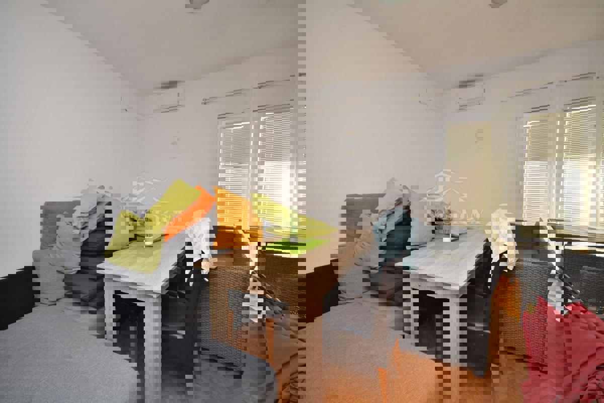 Tribunj - Hiša s 5 apartmaji 400m od plaže