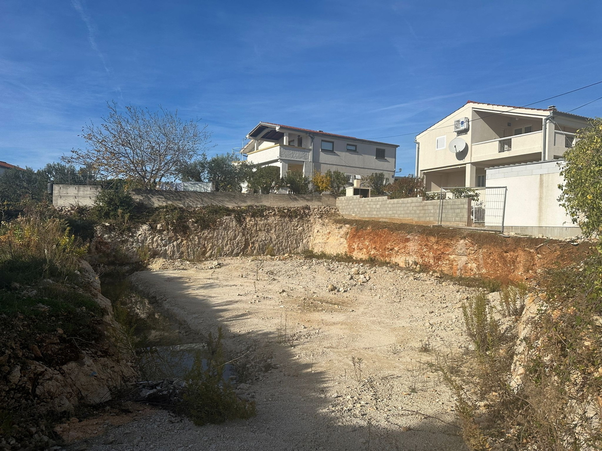 Vodice - građevisnko zemljišče 600m od plaže