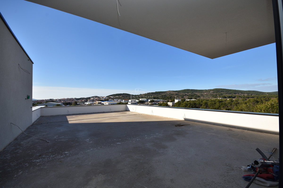 Vodice - NOVOGRADNJA - S3 dvoetažni stan s pogledom na morje