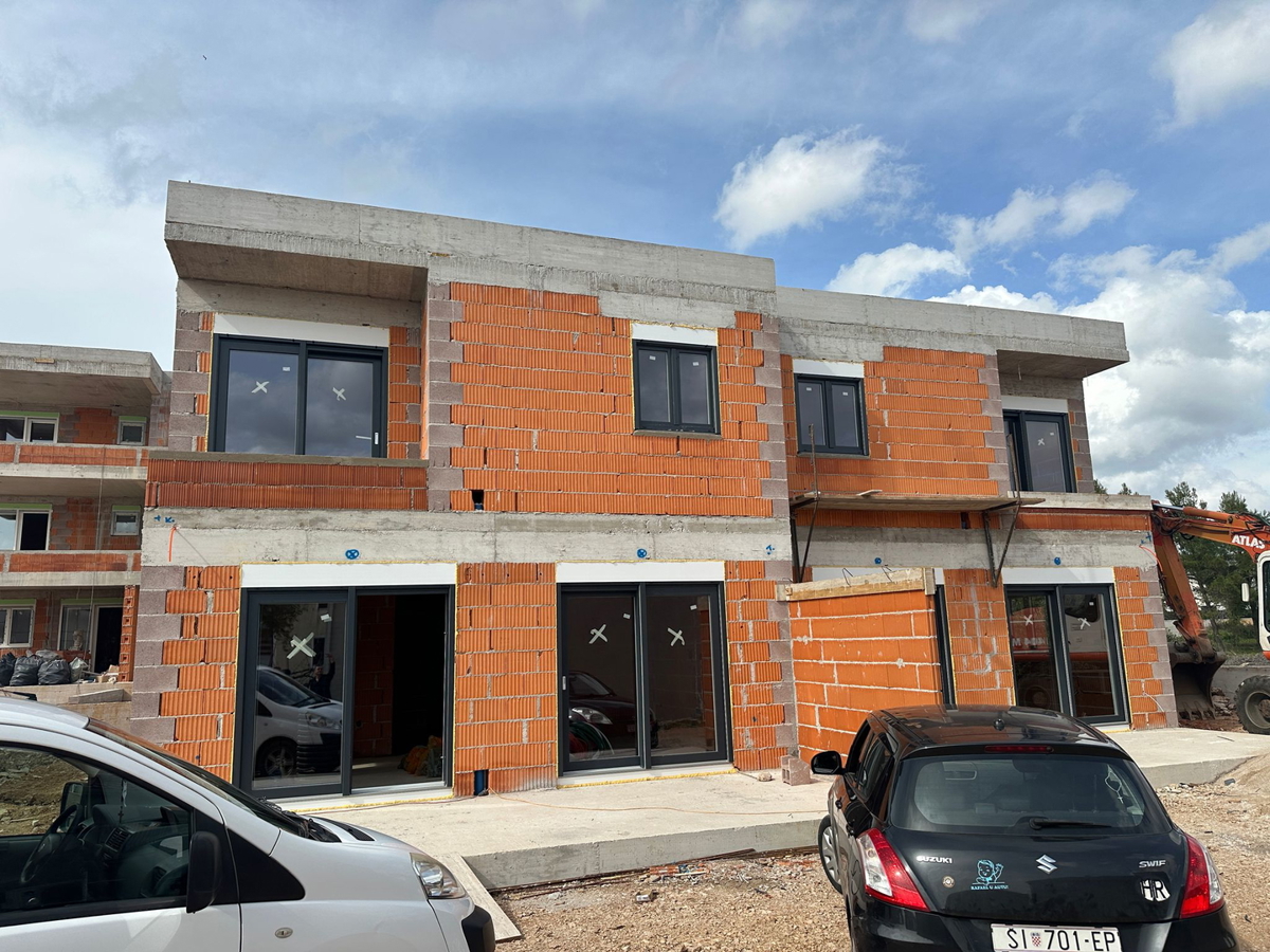 Vodice - Dvojna hiša S2 na mirni lokaciji