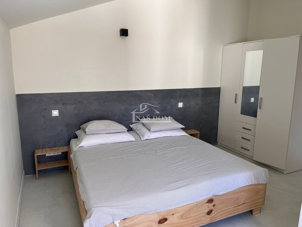 Vodice - apartmajska hiša s bazenom, 400 m od centra