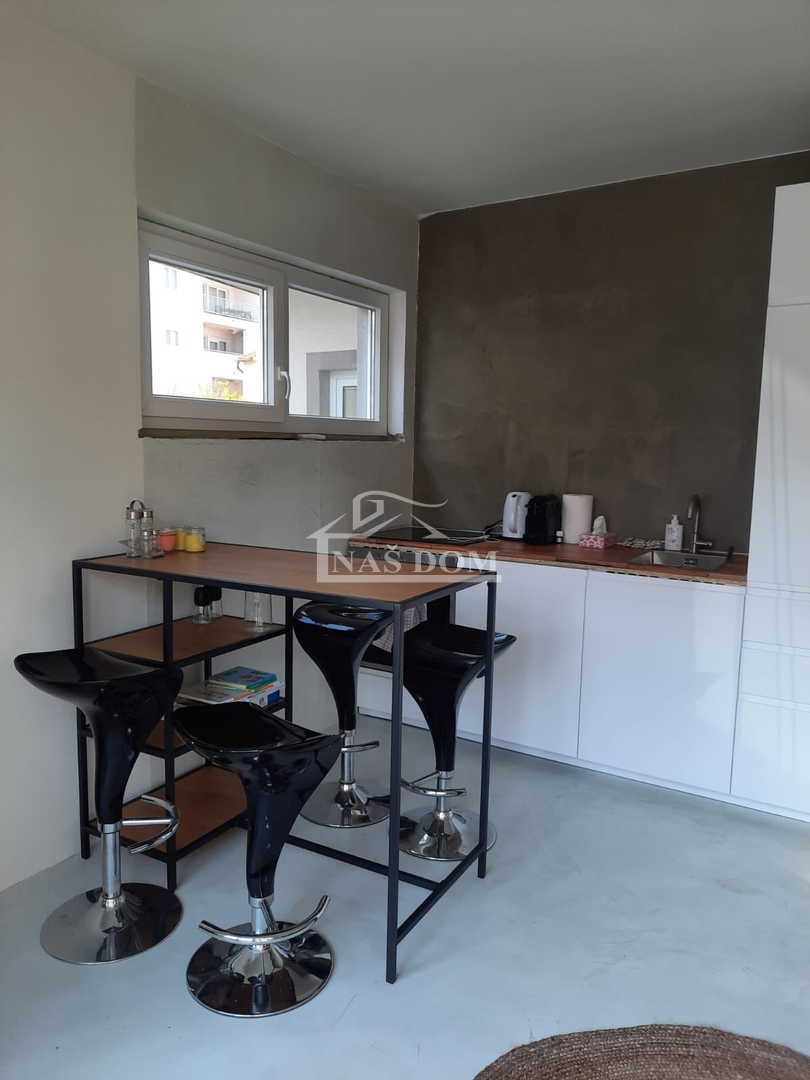 Vodice - apartmajska hiša s bazenom, 400 m od centra