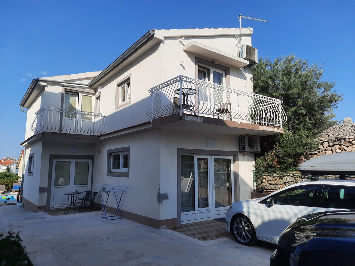 Vodice - apartmajska hiša s bazenom, 400 m od centra