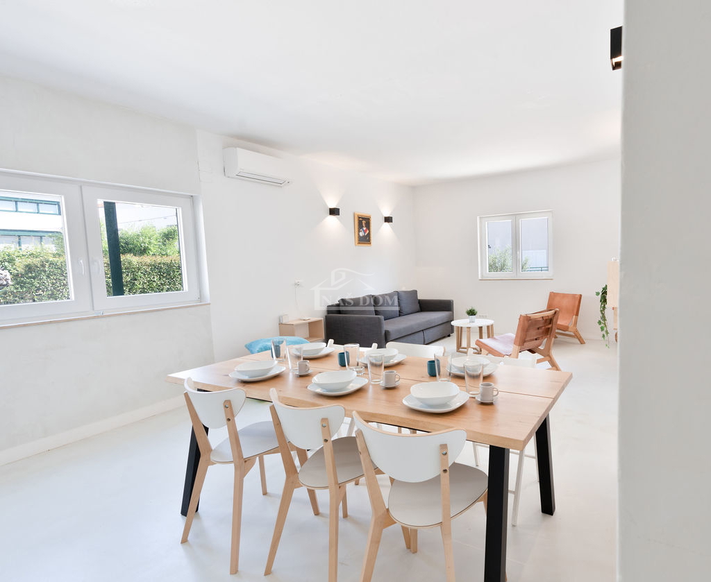 Vodice - 3 hiše z apartmaji in bazenom v Vodicah, blizu centra in plaže