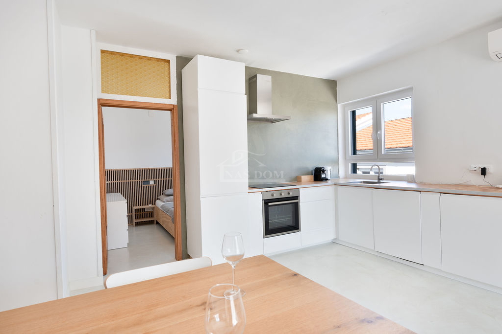 Vodice - 3 hiše z apartmaji in bazenom v Vodicah, blizu centra in plaže