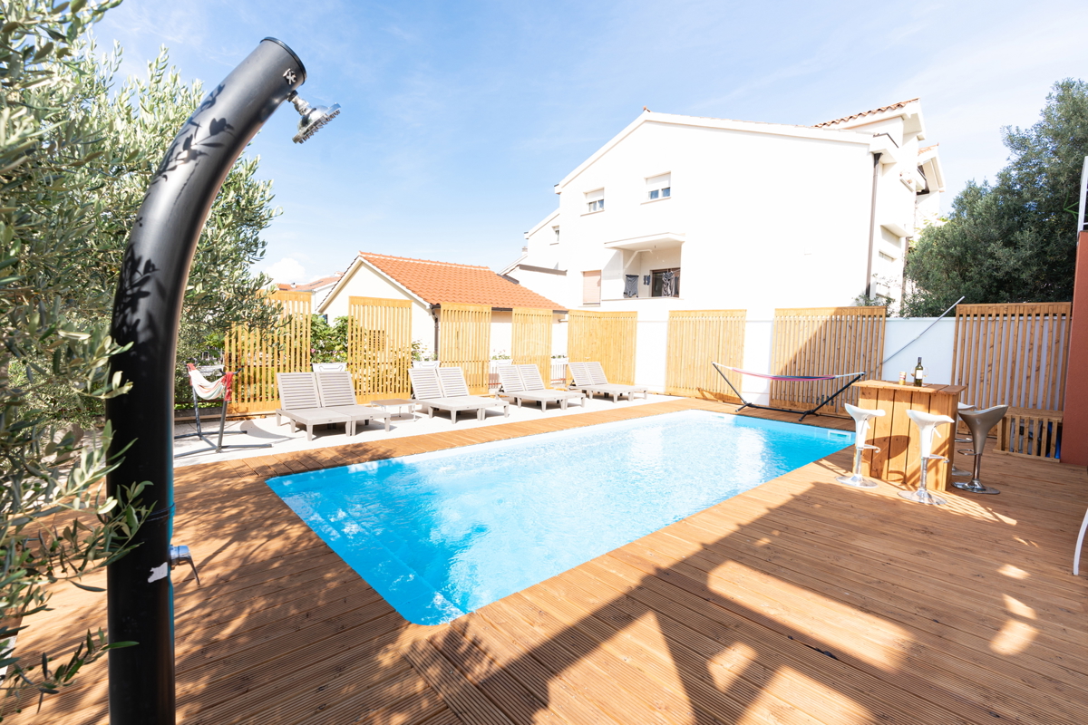 Vodice - 3 hiše z apartmaji in bazenom v Vodicah, blizu centra in plaže