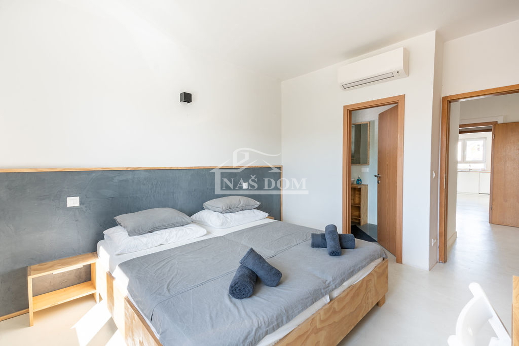 Vodice - apartmajska hiša s bazenom, 400 m od centra