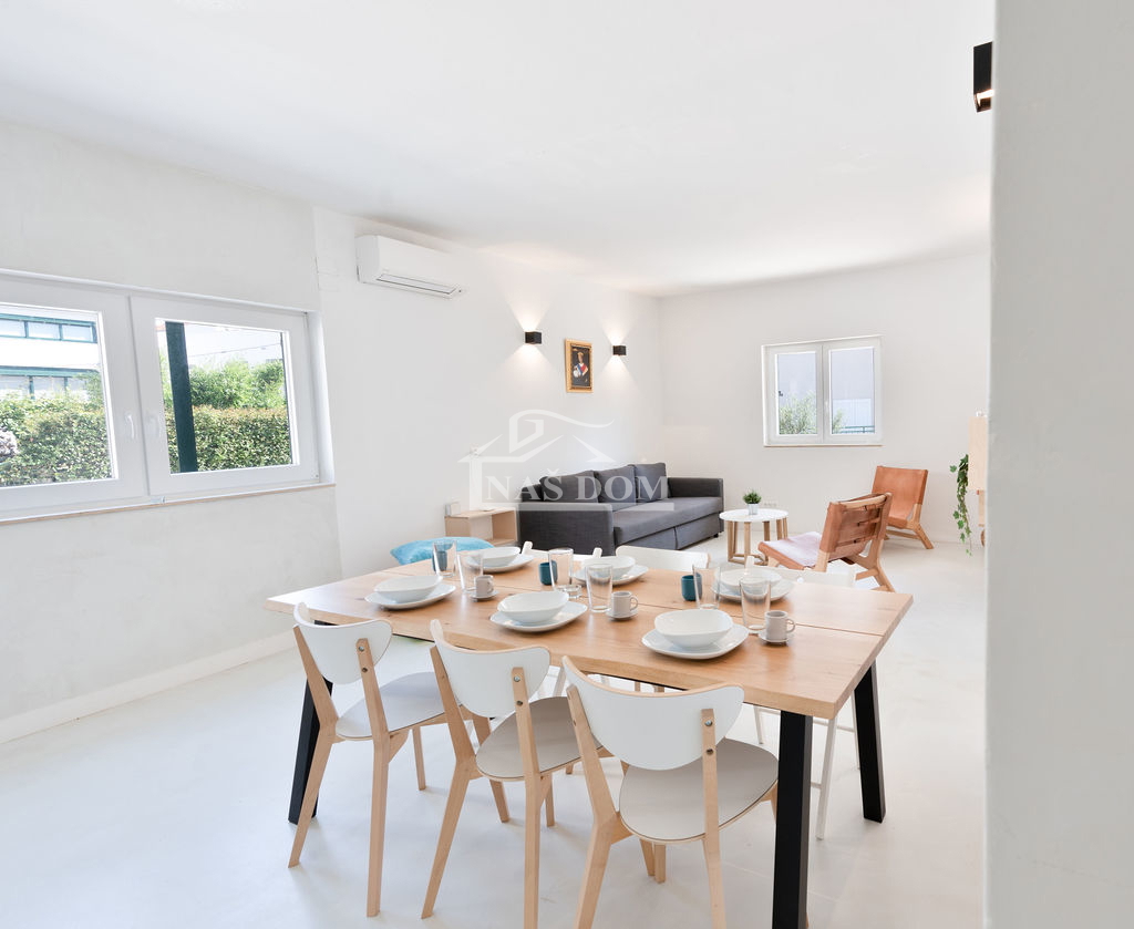Vodice - apartmajska hiša s bazenom, 400 m od centra