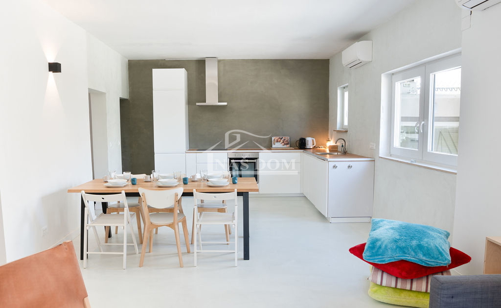 Vodice - apartmajska hiša s bazenom, 400 m od centra