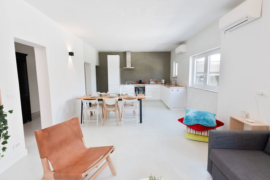 Vodice - 3 hiše z apartmaji in bazenom v Vodicah, blizu centra in plaže