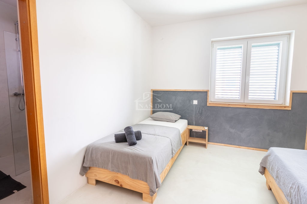 Vodice - 3 hiše z apartmaji in bazenom v Vodicah, blizu centra in plaže