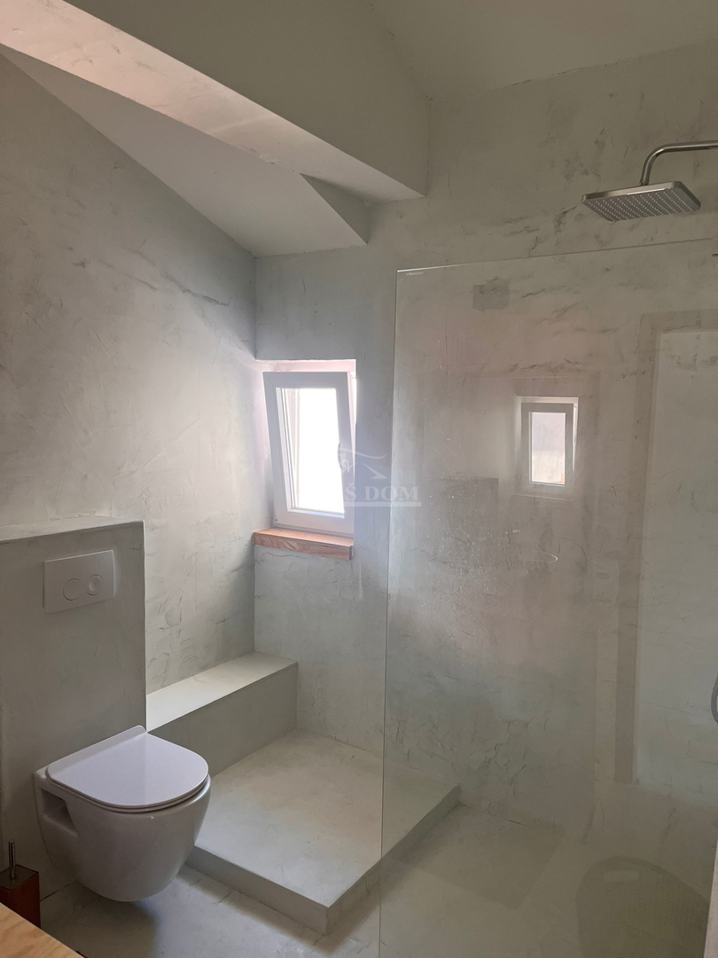 Vodice - 3 hiše z apartmaji in bazenom v Vodicah, blizu centra in plaže