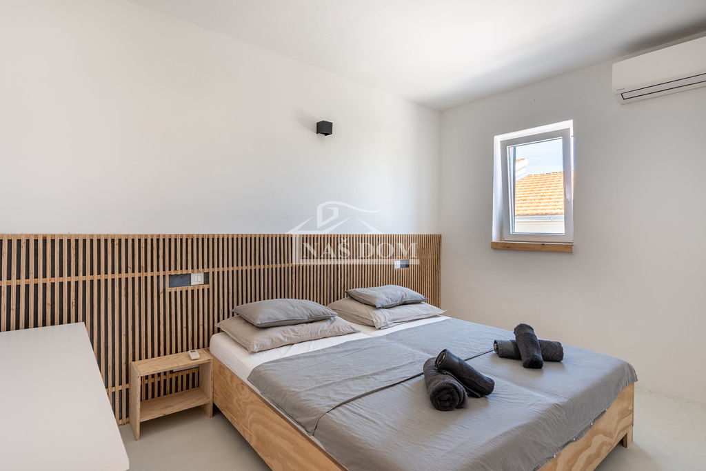 Vodice - apartmajska hiša s bazenom, 400 m od centra