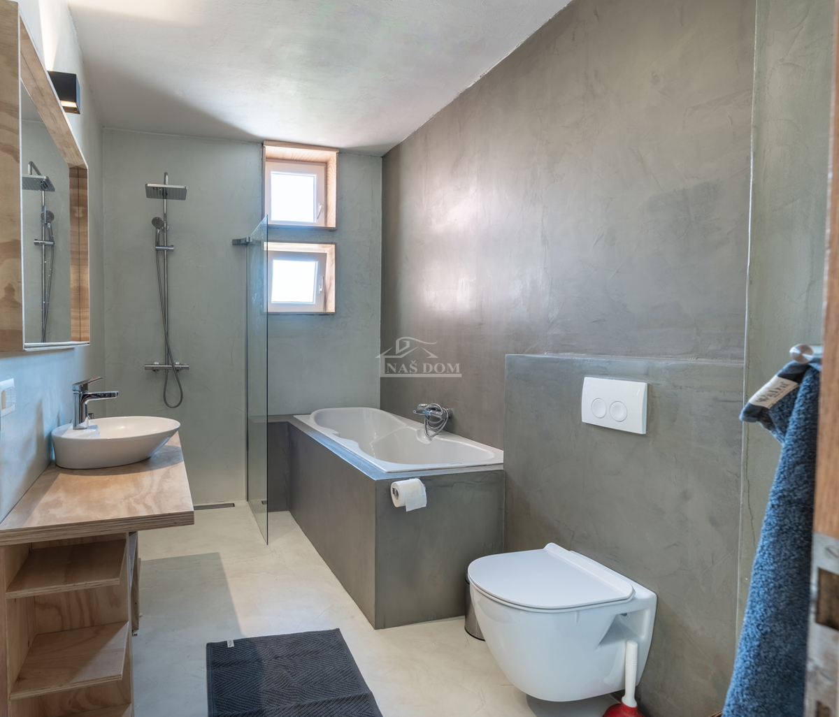 Vodice - 3 hiše z apartmaji in bazenom v Vodicah, blizu centra in plaže