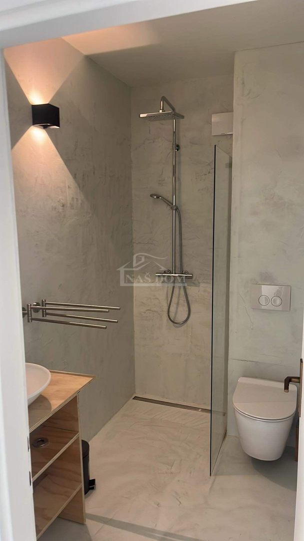 Vodice - 3 hiše z apartmaji in bazenom v Vodicah, blizu centra in plaže