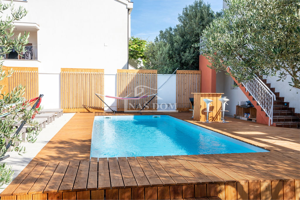 Vodice - apartmajska hiša s bazenom, 400 m od centra