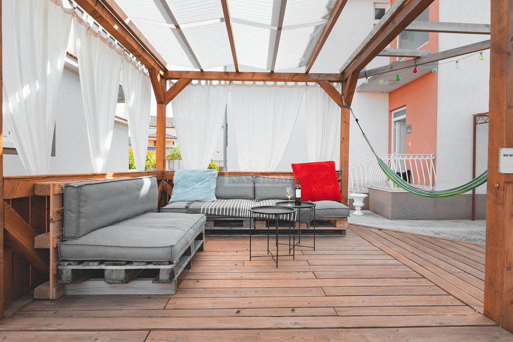 Vodice - 3 hiše z apartmaji in bazenom v Vodicah, blizu centra in plaže