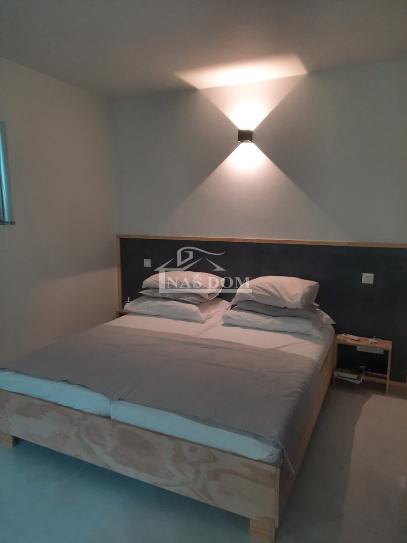 Vodice - apartmajska hiša s bazenom, 400 m od centra
