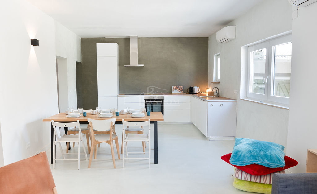 Vodice - 3 hiše z apartmaji in bazenom v Vodicah, blizu centra in plaže