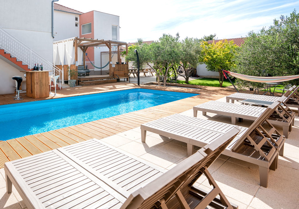 Vodice - 3 hiše z apartmaji in bazenom v Vodicah, blizu centra in plaže